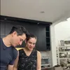 Nino Fernandez bantu Steffi Zamora masak