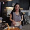 Aksi lucu Steffi Zamora saat memasak 