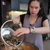 Steffi Zamora memasak hidangan permintaan suami