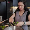 Momen Steffi Zamora memasak setelah melahirkan