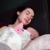 Steffi Zamora menimang anak
