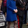 Meski sempat mengalami kejadian tak terduga gara-gara heels-nya yang tersangkut lubang selokan, Kate Middleton tetap terlihat anggun dengan coat berwarna royal blue yang satu ini.