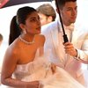 Dengan setia, Nick Jonas menuntun Priyanka kala melenggang di red carpet Cannes. Ia pun memastikan Priyanka terlindung dari hujan dengan payung yang ia pegang dengan tangan kirinya.