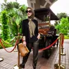 Potret Syahrini tenteng tas mewah.