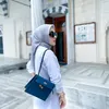 Potret Syahrini tenteng tas mewah.