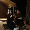 Rey Mbayang dan Dinda kemping di tenda