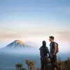 Rey Mbayang dan Dinda naik gunung