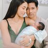 Seperti inilah potret kebahagiaan Erick Iskandar dan Vanessa Lima yang baru saja menyambut kelahiran bayi pertama mereka yang diberi nama Aizen de Araujo Iskandar.