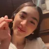 Angel Karamoy bikin love sign pakai jari