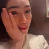 Angel Karamoy pegang pipi pakai jari tangan