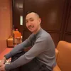 Gusti Ega pakai baju abu-abu lengan panjang