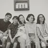Potret hangat Eva Celia dengan ibu dan saudara sambungnya,