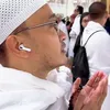 Ruben Onsu pakai peci putih