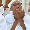 Ruben Onsu mengangkat kedua tangan