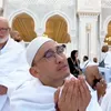 Ruben Onsu berada di tengah jamaah