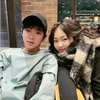 Kedua orang tua Kim Min Seo dan Choi Seung Hoon tampak sering memamerkan anak-anaknya tersebut saat pergi nongkrong bersama. Seperti pada potret ini yang melihatkan mereka berpose di dalam suatu kafe.