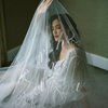 Di momen pemberkatan pernikahan, Jessica Iskandar terlihat sangat cantik memesona dalam balutan gaun bernuansa putih.