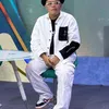 Sule kenakan busana putih