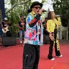 Sule nyanyi di panggung
