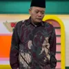 Sule pakai baju batik