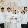keluarga kompak Sule pakai putih