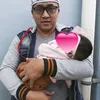 Teddy Pardiyana gendong bayi