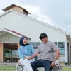 Sus Rini dan suami duduk di jok mobil