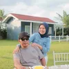 Sus Rini pegang bahu suami
