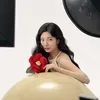 Suzy Memegang Sekuntum Bunga