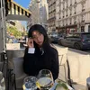 Suzy Makan di Restoran