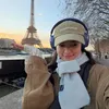 Suzy Selfie di Depan Menara Eiffel