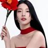 Suzy tampil dengan busana merah berpotongan halter