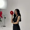 Suzy tampil dengan outfit hitam di pemotretan terbaru