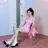 Cerahnya senyuman Dahyun TWICE diiringi dress kotak-kotak pink dengan jaket oversize yang sangat gemas!