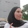 Syahnaz Sadiqah Pakai Kerudung Hitam