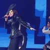 Syahrini bernyanyi di panggung