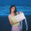 Sybil Syuting di Tepi Pantai