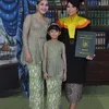 Ayu Ting Ting datang ke wisuda adik