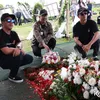Stiker di Peti Jenazah Ricky Siahaan