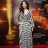 Hadir di red carpet Piala Vidia 2013, Nova Eliza yang meraih penghargaan sebagai Pemeran Utama Wanita terbaik, kenakan striped dress hitam putih. Yuk simak gaya para selebriti lainnya. :)