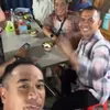 Ardi Bakrie makan di pinggir jalan