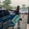 Nia Ramadhani dan Ardi Bakrie Nebeng Polisi