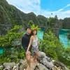 Luna Maya berdiri di samping Max di Raja Ampat