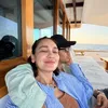 Luna Maya dipeluk Max di atas kapal