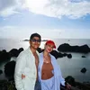 Luna Maya berpelukan di Raja Ampat