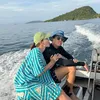 Luna Maya pakai baju biru di atas kapal