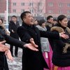 Tampak para orang dewasa merayakan ulang tahun Kim Jong Suk yang ke 100 di tengah dinginnya salju. Mereka menari di bawah suhu dingin untuk memberi penghormatan pada Kim Jong Suk.