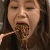 Potret Hyeri Makan dengan Lahap