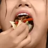Potret Hyeri Makan dengan Lahap