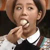 Potret Hyeri Makan dengan Lahap